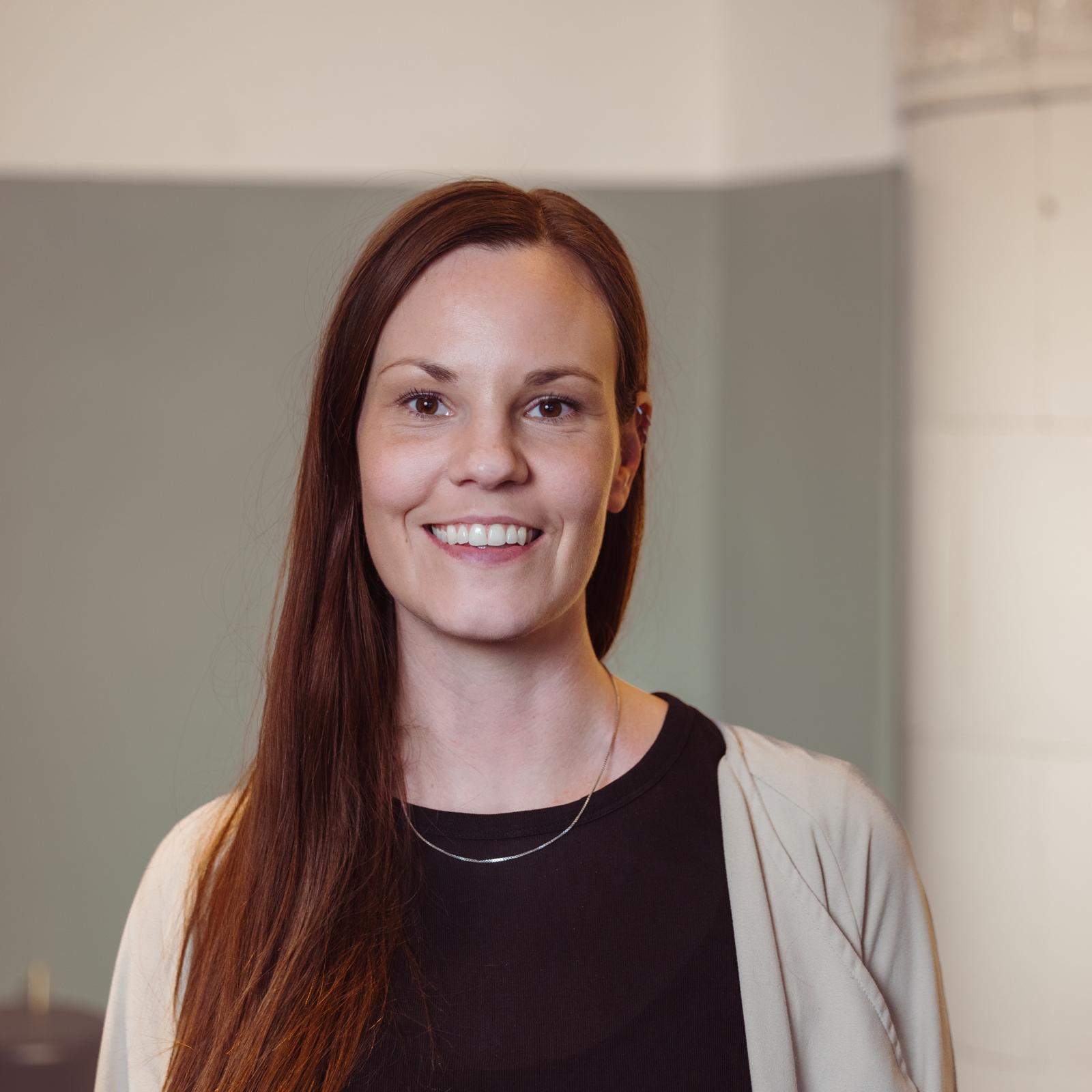 Ellen Stoor är legitimerad psykolog sedan 2016 och har sedan dess arbetat med både barn och vuxna