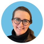 Porträttbild av Anna Carin Ekstrand, legitimerad psykolog och specialist i klinisk neuropsykologi, samarbetspartner till ADHDonline. Kvinna med brunt hår i hästsvans, sköldpaddsmönstrade glasögon och svart polotröja, med ett varmt leende.