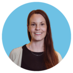 Porträttbild av Ellen Stoor, legitimerad psykolog på ADHDonline. Kvinna med långt rödbrunt hår, bär svart topp och beige kofta, med ett varmt leende mot ljusblå bakgrund.