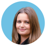 Porträttbild av Karoline Komulainen, legitimerad psykolog på ADHDonline. Kvinna med mellanlångt ljusbrunt hår och blå ögon.