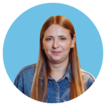 Porträttbild av Sofi Lindblom, legitimerad arbetsterapeut på ADHDonline. Kvinna med långt rakt rödblont hår, klädd i jeansskjorta.