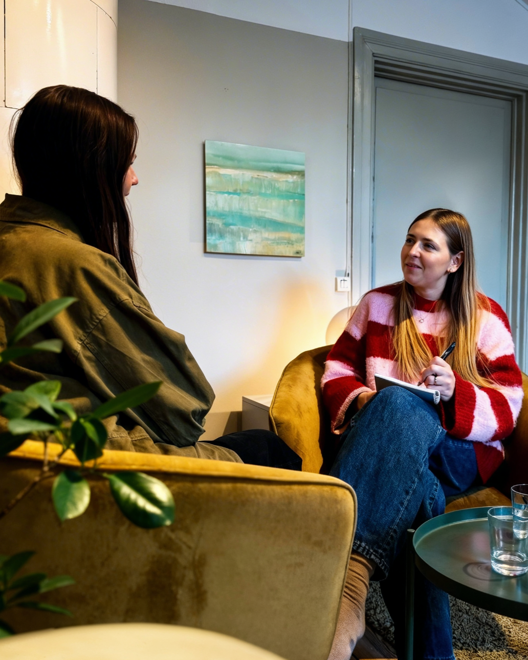 Kvinna i samtal med psykolog under
   ett utredningssamtal för ADHD-utredning hos ADHDonline. Samtalet sker i en trygg och avslappnad miljö.