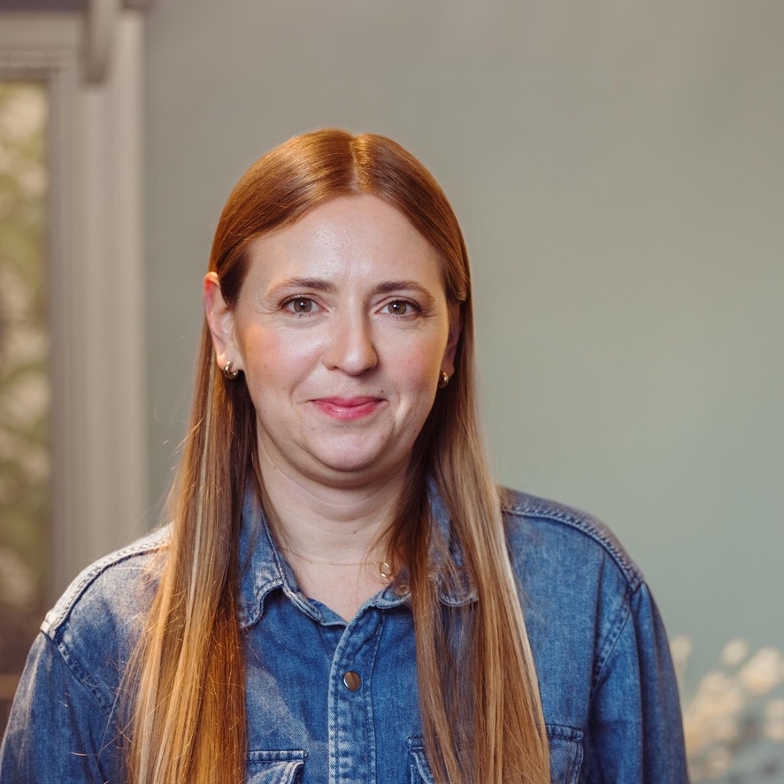 Porträtt av Sofi Lindblom, legitimerad arbetsterapeut på ADHDonline, 
  specialiserad på ADHD och autism.