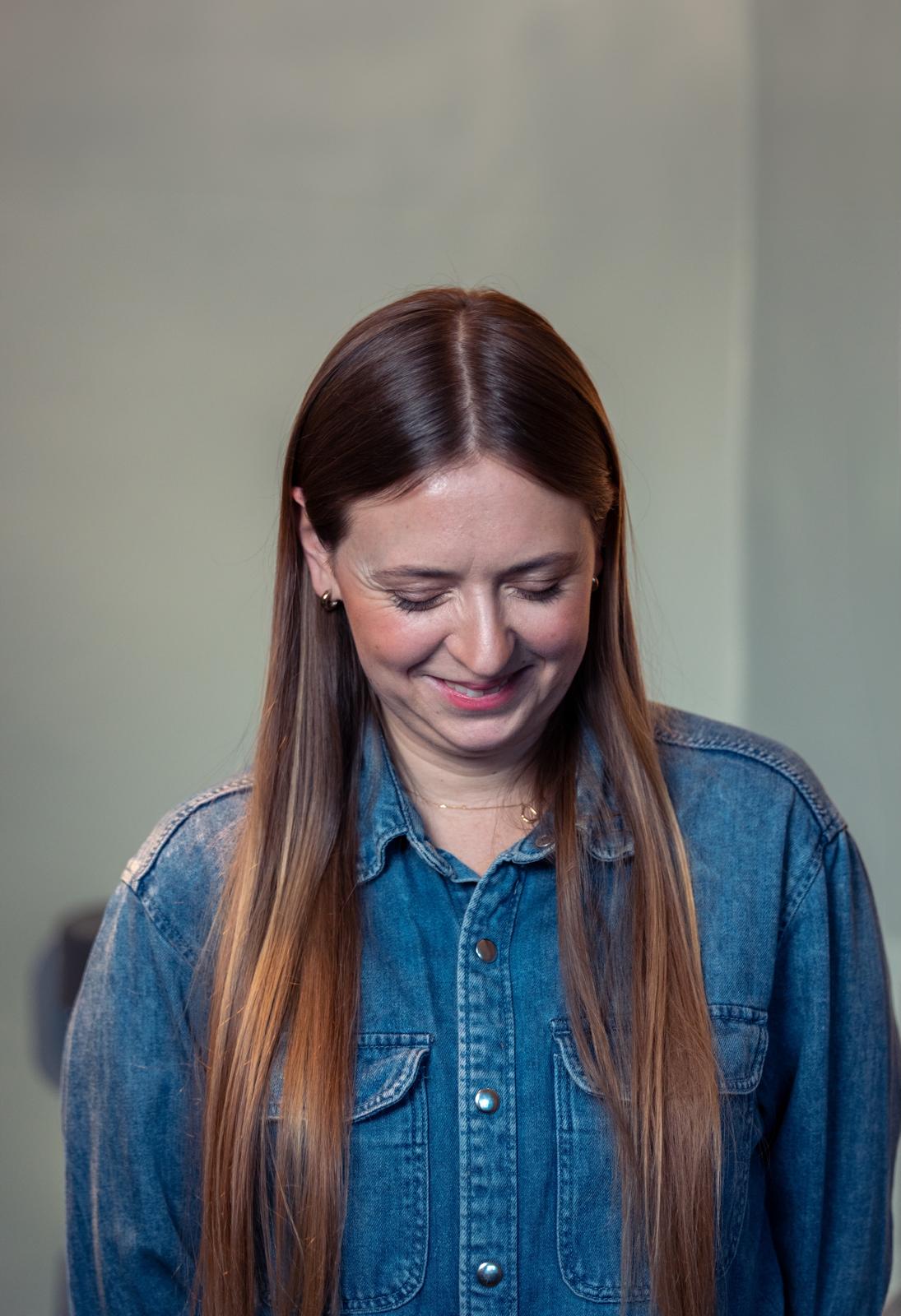 Sofi Lindblom, arbetsterapeut på
   ADHDonline, ler under ett samtal om vardagsstöd vid ADHD och autism.