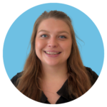 Clara Wikström, vårdadministratör på ADHDonline, ler mot kameran mot blå bakgrund.