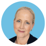 Jenny Hiort, psykolog på ADHDOnline, ler mot kameran mot blå bakgrund.